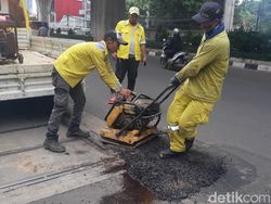 Pasukan Kuning Perbaiki Tambalan Jalan Tendean Jaksel yang Ambles