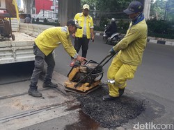 Pasukan Kuning Perbaiki Tambalan Jalan Tendean Jaksel yang Ambles