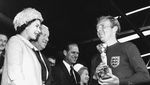 Memori Ratu Elizabeth II Saat Inggris Juara Piala Dunia