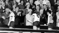 Dan kisah Inggris di negeri sendiri berakhir manis. Jerman dikalahkan di final Piala Dunia 1966. Ratu Elizabeth hadir langsung lagi di Wembley. Foto: picture alliance via Getty Image/picture alliance
