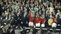 Ratu Elizabeth II ikut serta di tengah-tengah suka cita Inggris juara Piala Dunia. Foto: Getty Images/Fox Photos