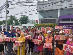 Polda Metro Salurkan Bantuan 50 Ton Beras Bantu Warga Terdampak BBM