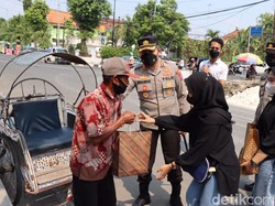 Polisi dan Mahasiswa Bagi Sembako ke Warga Bojonegoro Terdampak Naiknya BBM