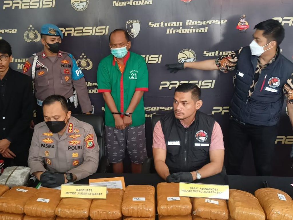 Polres Jakbar Tangkap Kurir Penyelundup Ganja Rp 1,4 M dari Medan