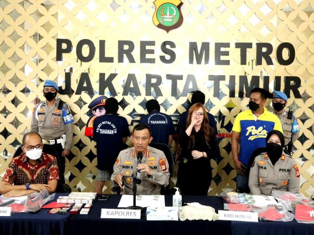 Jebol Atap-Dinding Minimarket, Komplotan Garong Ditangkap di Jaktim Jebol Atap-Dinding Minimarket, Komplotan Garong Ditangkap di Jaktim