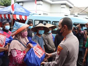 Polisi Bagi Sembako ke Ojol-Nelayan Muara Angke yang Terdampak BBM Naik