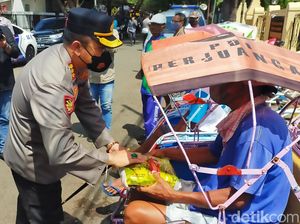 Warga Kampung Ujung Banyuwangi Terdampak BBM Naik Dapat Sembako dari Polisi