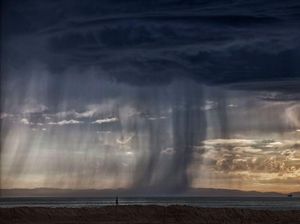 Mengenal Microburst, Fenomena Hujan Deras bak Air Terjun