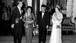 Momen Ratu Elizabeth II Bersama Pemimpin Dunia, Obama-Soeharto