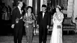 Momen Ratu Elizabeth II Bersama Pemimpin Dunia, Obama-Soeharto
