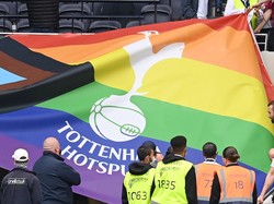 Momen Fans Marseille Tarik dan Sobek Bendera LGBTQ Tottenham
