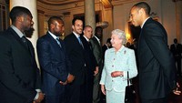 Ratu Elizabeth juga pernah menjamu skuad Arsenal. Tampak antara lain Kolo Toure, William Gallas, Manuel Almunia, Philippe Senderos, dan kapten Thierry Henry. Foto: Getty Images/Anwar Hussein Collection