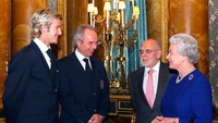 Ini momen Ratu Elizabeth menjamu timnas Inggris. Ada pelatih Sven-Goran Eriksson, David Beckham, dan Chairman FA Geoffrey Thompson.Foto: Corbis via Getty Images/Tim Graham