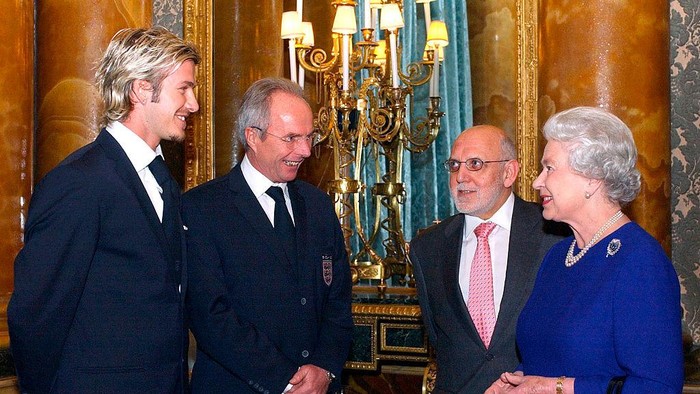 Queen Elizabeth II meeting England coach Sven-Goran Eriksson (2nd left), celebrity footballer David Beckham, (left) and FA chairman Geoffrey Thompson during a reception for the Football Association held at Buckingham Palace. Celebrities (Photo by © Pool Photograph/Corbis/Corbis via Getty Images)