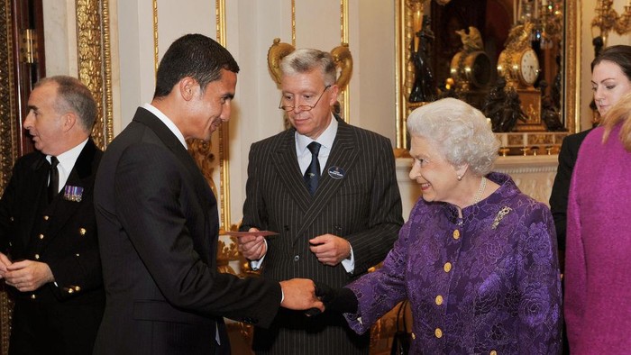 Queen Elizabeth II shakes hands with footballer Tim Cahill in the white drawing room at Buckingham Palace, before a Royal reception for members of the Australian community living in the UK.   (Photo by John Stillwell/PA Images via Getty Images)