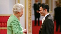 Legenda Manchester United dan Wales Ryan Giggs ketika dianugerahi Order of the British Empire (OBE) oleh Ratu Elizabeth II. Foto: POOL/AFP via Getty Images/JOHNNY GREEN