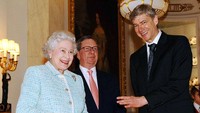 Momen lain Ratu Elizabeth bersama Arsene Wenger, yang saat itu merupakan manajer Arsenal, di tahun 2007. Foto: Getty Images/Anwar Hussein Collection