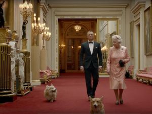 Di Balik Momen Ikonik Ratu Elizabeth Terjun dari Helikopter Bareng James Bond