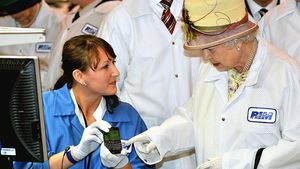 Ketika Ratu Elizabeth II Kagumi BlackBerry Si Raja Smartphone