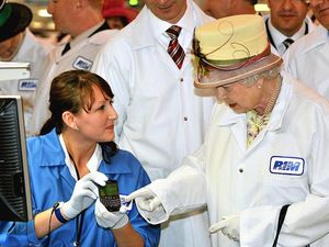 Ketika Ratu Elizabeth II Kagumi BlackBerry Si Raja Smartphone Ketika Ratu Elizabeth II Kagumi BlackBerry Si Raja Smartphone