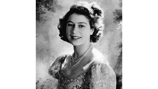 A photo taken in 1945 in London shows Princess Elizabeth, Queen Elizabeth II.  (Photo from PLANET NEWS / AFP)