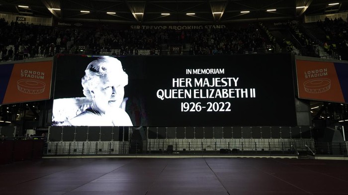 Ratu Elizabeth II The big screen displays a message in memoriam following the announcement of the death of Queen Elizabeth II, before the UEFA Europa Conference League Group B match at the London Stadium, London. Picture date: Thursday September 8, 2022. (Photo by Zac Goodwin/PA Images via Getty Images)