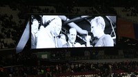 West Ham United menampilkan foto Ratu Elizabeth II saat menyerahkan trofi Piala Dunia 1966 kepada eks kapten Timnas Inggris dan The Hammers, Bobby Moore. (Foto: UEFA via Getty Images/Steve Bardens - UEFA)