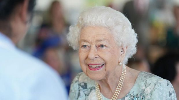 MAIDENHEAD, ENGLAND - JULY 15: Queen Elizabeth II smiles during a visit to officially open the new building at Thames Hospice on July 15, 2022 in Maidenhead, England. (Photo by Kirsty O'Connor-WPA Pool/Getty Images)