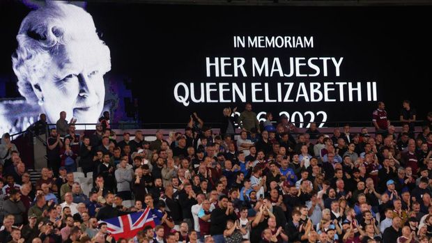 LONDON, ENGLAND - SEPTEMBER 08: The LED board shows a photo Queen Elizabeth II as players (not pictured) observe a minutes silence after it was announced that Queen Elizabeth II has passed away today prior to the UEFA Europa Conference League group B match between West Ham United and FCSB at London Stadium on September 08, 2022 in London, England. (Photo by Marc Atkins/Getty Images)