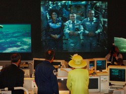 Ratu Elizabeth II dan Eksplorasi Luar Angkasa