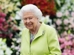 Tangan Ungu Ratu Elizabeth II Sebelum Wafat Jadi Sorotan