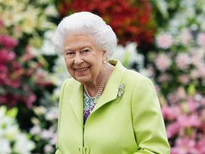 Tangan Ungu Ratu Elizabeth II Sebelum Wafat Jadi Sorotan