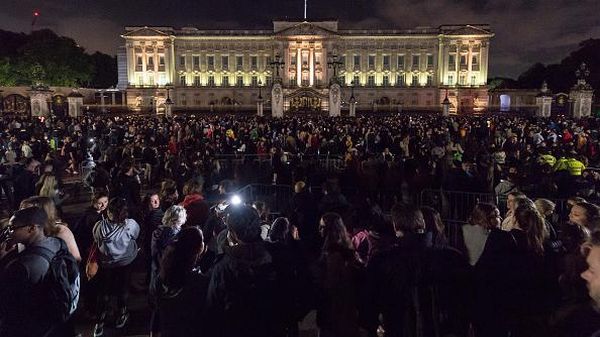 Ratu Elizabeth II Meninggal, Warga Padati Istana Buckingham