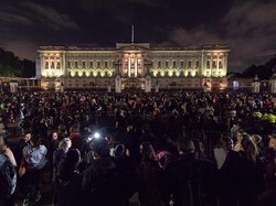 Buckingham Palace Berduka, Rakyat Inggris Datang Dengan Penuh Air Mata