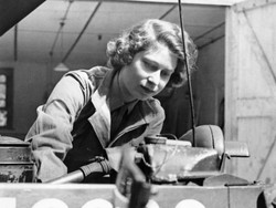 Ratu Elizabeth II, Satu-satunya Keluarga Kerajaan yang Rela Tangannya Penuh Oli