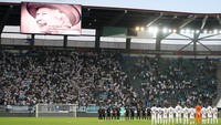 Mengheningkan cipta juga berlangsung saat Arsenal bertandang ke markas FC Zurich di Swiss. (Foto: Getty Images/Christian Kaspar-Bartke)