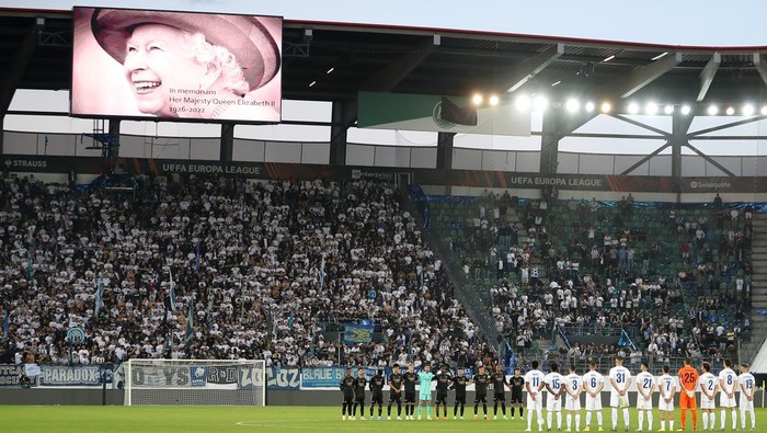 ST GALLEN, SWITZERLAND - SEPTEMBER 08: Players and fans participate in a minute’s silence after it was announced that Queen Elizabeth II has passed away today during the UEFA Europa League group A match between FC Zürich and Arsenal FC at Kybunpark on September 08, 2022 in St Gallen, Switzerland. (Photo by Christian Kaspar-Bartke/Getty Images)