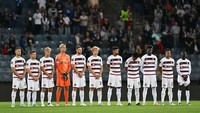 Di Graz, Austria, pemain FC Midtjylland tampak mengheningkan cipta untuk mengenang Ratu Elizabeth II, menjelang laga lawan SK Sturm Graz. Foto: AFP via Getty Images/JOE KLAMAR