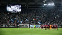 Duel Lazio vs Feyenoord di Roma, Italia, juga diawali dengan nuansa berkabung usai Ratu Elizabeth meninggal dunia. Foto: Getty Images/Ivan Romano