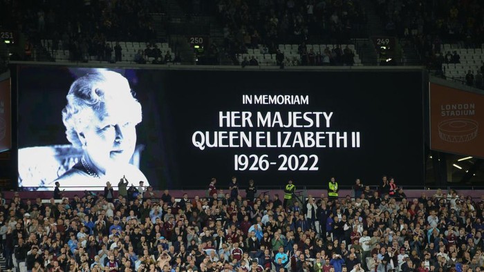 LONDON, ENGLAND - SEPTEMBER 08: The LED board shows a photo Queen Elizabeth II as players (not pictured) observe a minutes silence after it was announced that Queen Elizabeth II has passed away during the UEFA Europa Conference League group B match between West Ham United and FCSB at London Stadium on September 08, 2022 in London, England. (Photo by Steve Bardens - UEFA/UEFA via Getty Images)