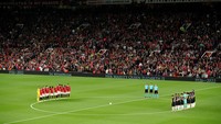 Di Manchester, Inggris, para pemain Manchester United dan Real Sociedad menundukkan kepala sejenak untuk tanda berduka atas meninggalnya Ratu Elizabeth. Foto: UEFA via Getty Images/Jan Kruger - UEFA