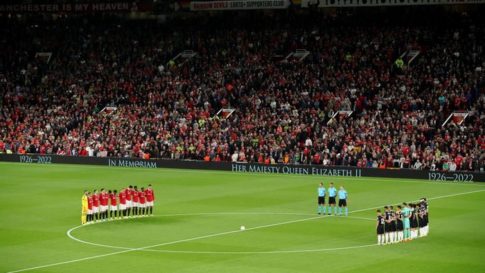 MANCHESTER, ENGLAND - SEPTEMBER 08: Players of Manchester United observe a minutes silence after it was announced that Queen Elizabeth II has passed away today prior to the UEFA Europa League group E match between Manchester United and Real Sociedad at Old Trafford on September 08, 2022 in Manchester, England. (Photo by Jan Kruger - UEFA/UEFA via Getty Images)