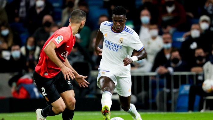 MADRID, SPAIN - SEPTEMBER 22: (L-R) Joan Sastre of Real Mallorca, Vinicius Junior of Real Madrid during the La Liga Santander  match between Real Madrid v Real Mallorca at the Estadio Santiago Bernabeu on September 22, 2021 in Madrid Spain (Photo by David S. Bustamante/Soccrates/Getty Images)