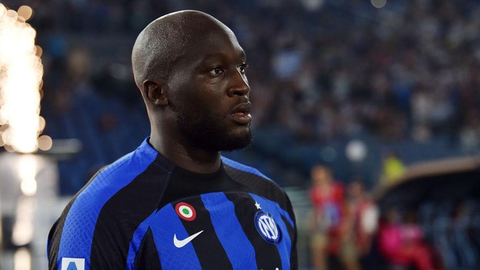 ROME, ITALY - AUGUST 26:  Romelu Menama Lukaku Bolingoli of FC Internazionale looks on prior the Serie A match between SS Lazio and FC Internazionale at Stadio Olimpico on August 26, 2022 in Rome, Italy.  (Photo by Giuseppe Bellini/Getty Images)
