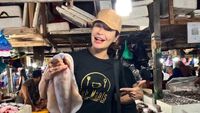 Potret Tamara Bleszynski Belanja di Pasar, Sibuk Pilih Ikan dan Cumi