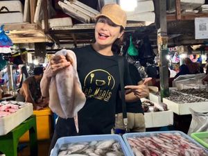 Potret Tamara Bleszynski Belanja di Pasar, Sibuk Pilih Ikan dan Cumi
