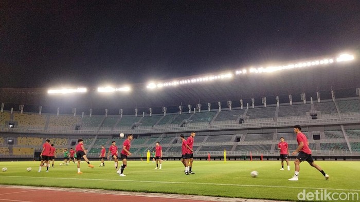 Timnas U-19 tengah menyongsong Kualifikasi Piala Asia U-20 2023. Garuda Nusantara menjalani latihan di Stadion Gelora Bung Tomo (GBT)