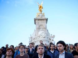 Warga Inggris Menunggu Kabar Kematian Ratu Elizabeth II Depan Istana Buckingham