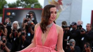 Pesona Memikat Ana de Armas Bergaun Pink