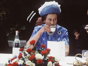 4 Fakta Kebiasaan Minum Teh Ratu Elizabeth II, Jenis hingga Cangkir Favorit 4 Fakta Kebiasaan Minum Teh Ratu Elizabeth II, Jenis hingga Cangkir Favorit